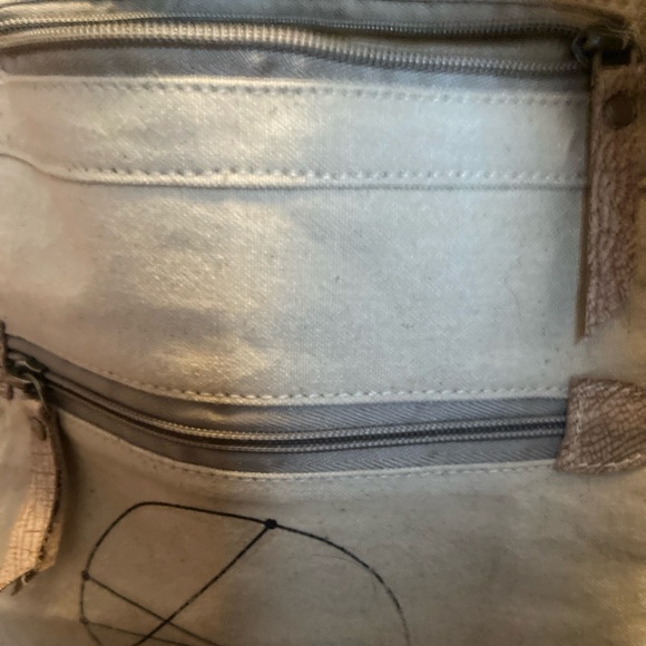 Shoulder Bag, LOTS of pockets, tan & light brown, Birdies Theme, Zipper closures - Picture 8 of 16